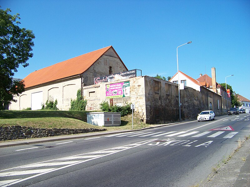 Chvaly (tvrz) - ventip.cz