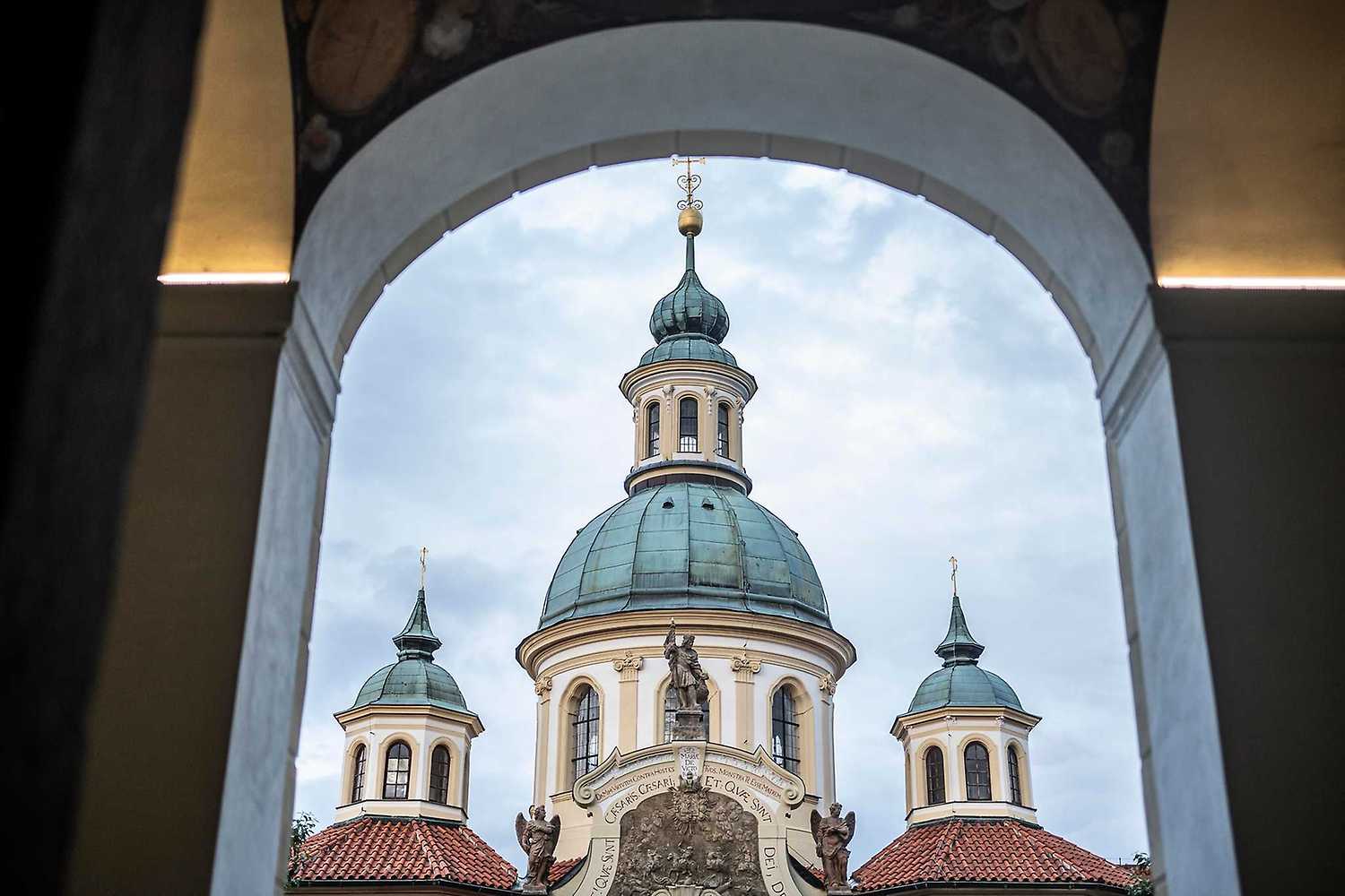 Návštěvy u Santiniho: Co dělá toulavé dítko? - ventip.cz