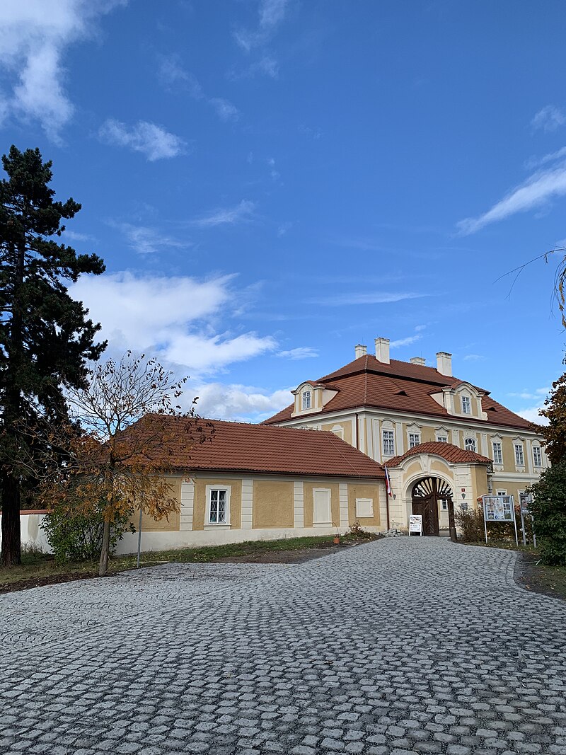 Panenské Břežany (zámek) - ventip.cz